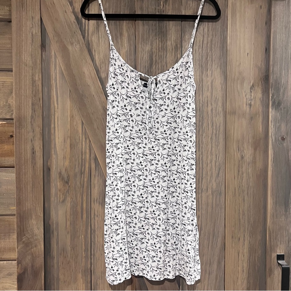 NWT!! Pretty Little Things Floral Dress!
